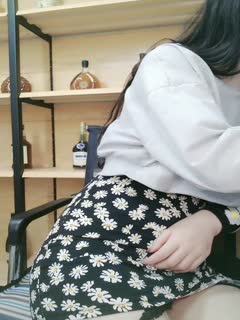 两个十分淫荡的小宝贝一起玩一根大屌